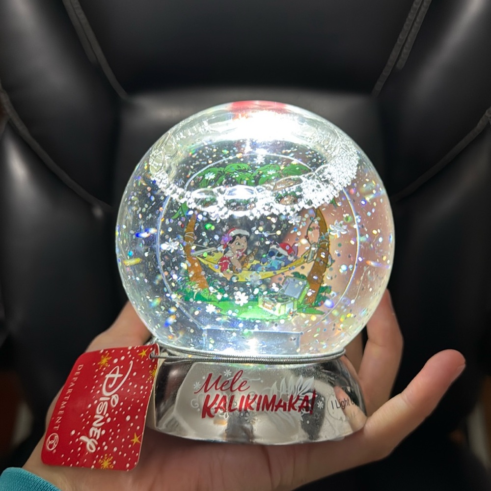 Disney Lilo and Stitch Snow Globe mele kalikimaka Lights up! Christmas gift